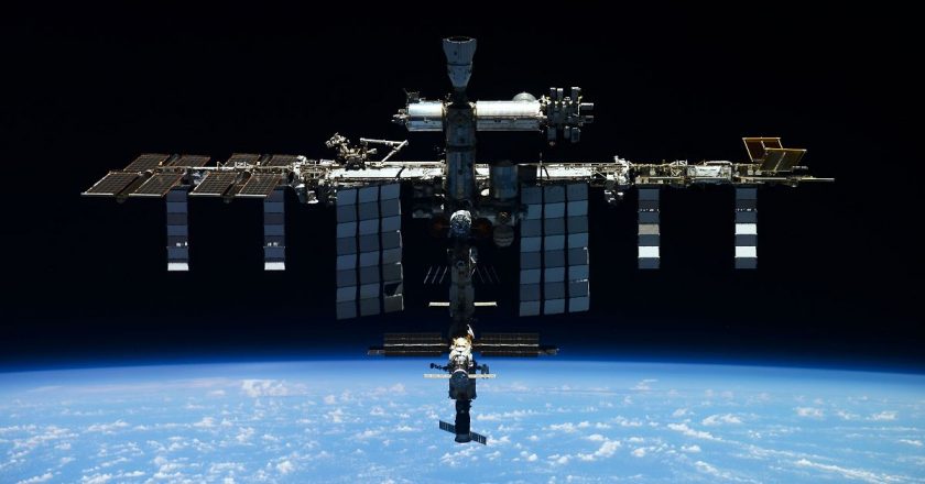 Parçalanan Rus uydusu, ISS’deki yedi astronotun güvenliğini tehlikeye attı