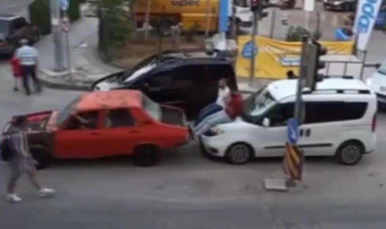 Kamera önünde “Türk” yardımı: Arızalı aracı ayaklarıyla ittiler – Son Dakika Türkiye Haberleri