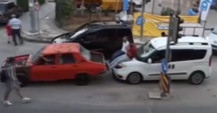 Kamera önünde “Türk” yardımı: Arızalı aracı ayaklarıyla ittiler – Son Dakika Türkiye Haberleri