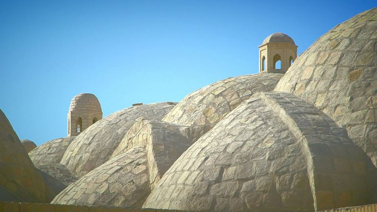 Buhara’nın tarihi pazarında alışverişin tadını çıkarın