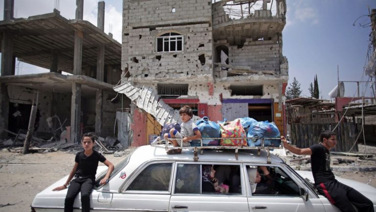 İsrail, geniş çaplı savaş korkusu artarken Gazze’ye saldırmaya devam ediyor