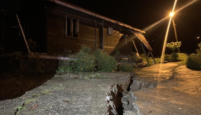 Rize’de sağanak yağış sonrası heyelan meydana geldi! Çatlak ve çatlakların oluştuğu bölgede 2 ev boşaltıldı