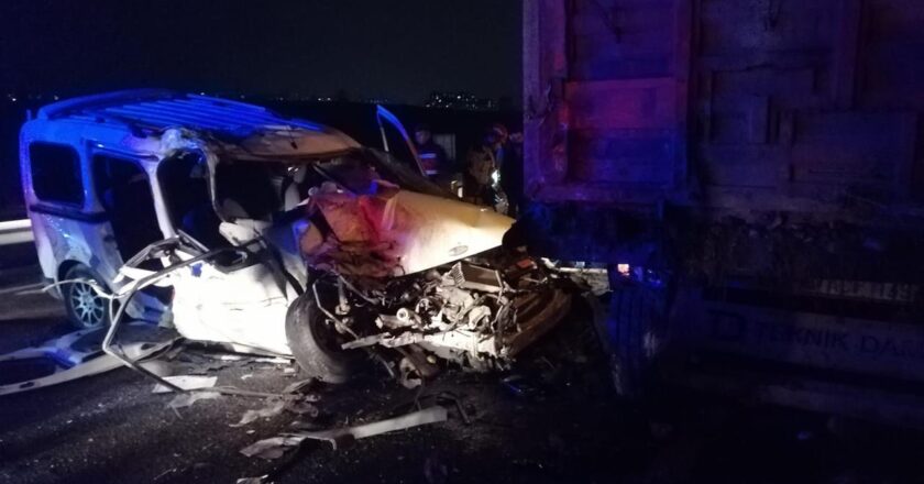 Ankara'da feci kaza: 2 ölü, 1 yaralı
