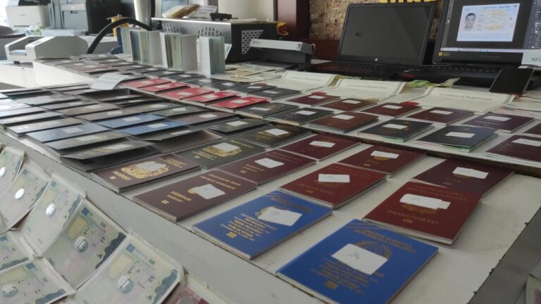 sahte pasaport aa 2053831