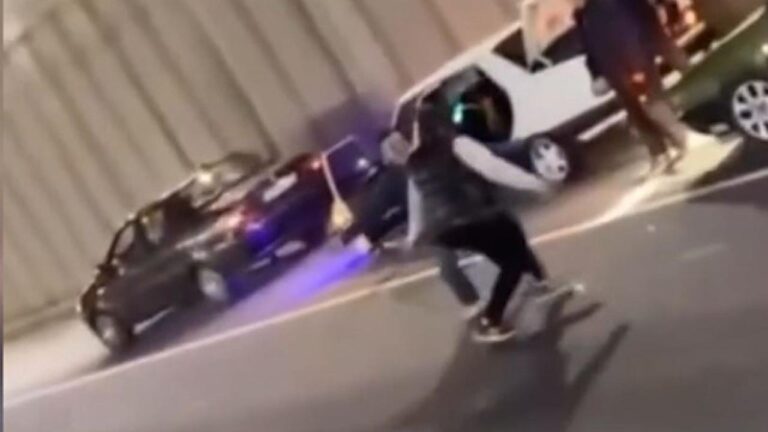 Alt geçit ve danslarda araçlarını park eden sürücüler