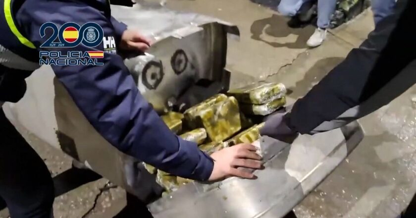 Video. İspanyol polisi İngiltere’deki kamyonda 50 kg kokain ele geçirdi
