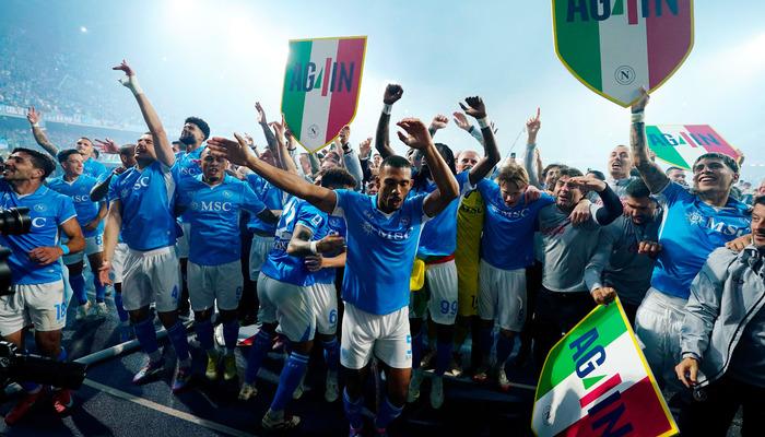 İtalya Serie A'da son hafta maçında Cagliari'yi 2-0 yenen Napoli şampiyon oldu! 1 20193596