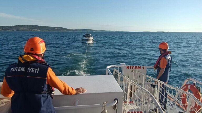 Çanakkale Boğazı’nda sürüklenen tekne kurtarıldı