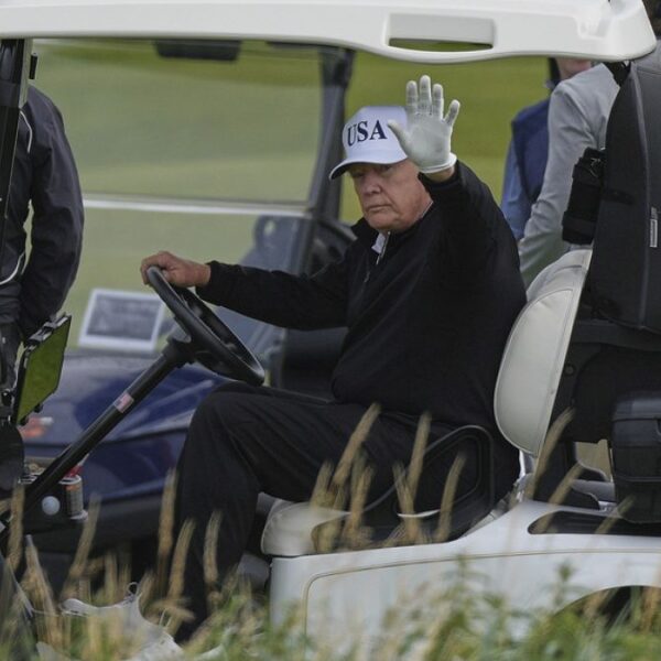 Trump, protestolar devam ederken İskoçya’da golf oynadı