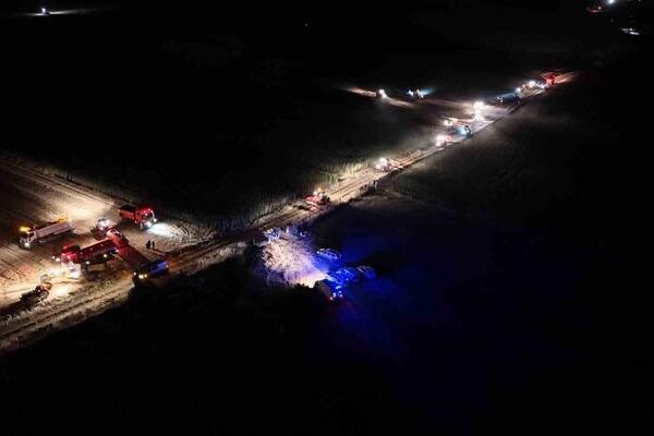 Yangını gören traktörünü alıp alevlere müdahaleye gitti