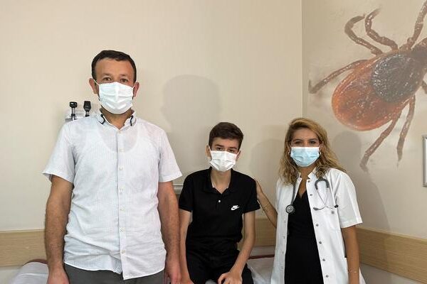 Kene kabusu devam ediyor! Cenaze için gittiği şehirde kene ısırdı: Ölümcül risk taşıyan hastalığa yakalandı…