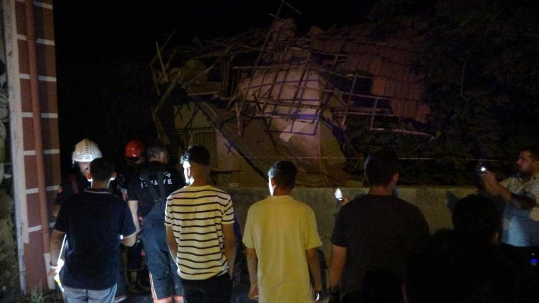 Malatya'daki hasarlı evin çatısı çöktü 2