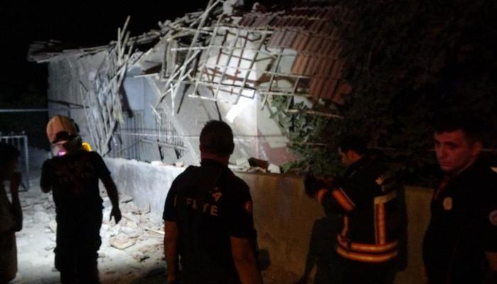 Malatya'da hasarlı evin çatısı çöktü 1 21037808