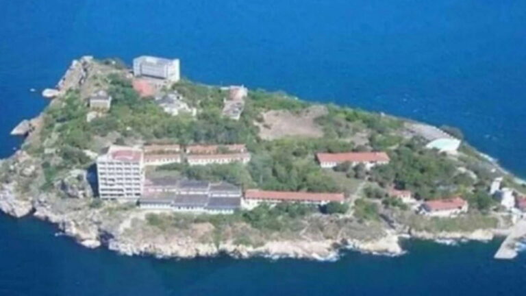 Adnan Menderes ve arkadaslari icin Imrali Adasinda Anit Mezar yapiliyor