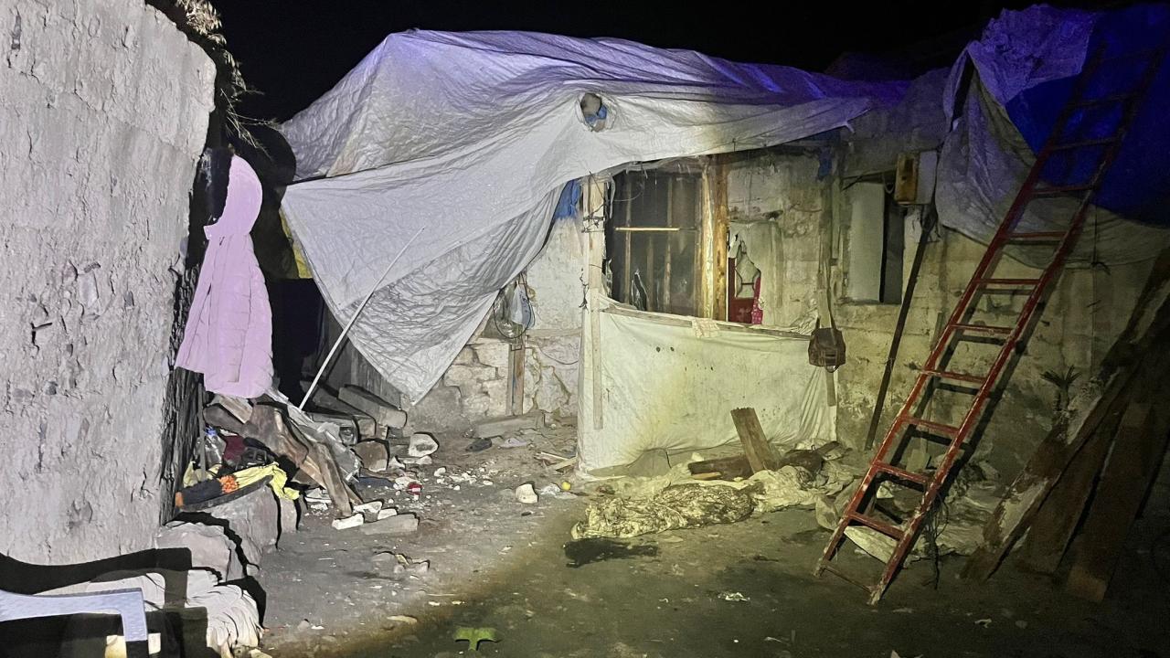 Erzurum'da toprak evin damı çöktü: 2 ölü 1 erzurum toprak evaa 2395266