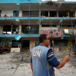 Katil İsrail, Gazze’de UNRWA’ya ait 3 okulu bombalayarak binlerce kişiyi yerinden etti