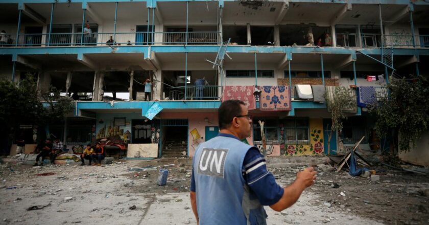 Katil İsrail, Gazze’de UNRWA’ya ait 3 okulu bombalayarak binlerce kişiyi yerinden etti