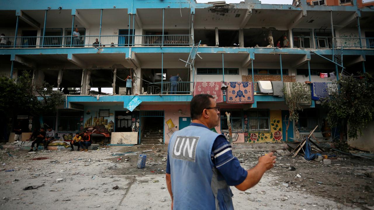 Katil İsrail, Gazze'de UNRWA'ya ait 3 okulu bombalayarak binlerce kişiyi yerinden etti 1 gazze unrwa okul aa 2239694
