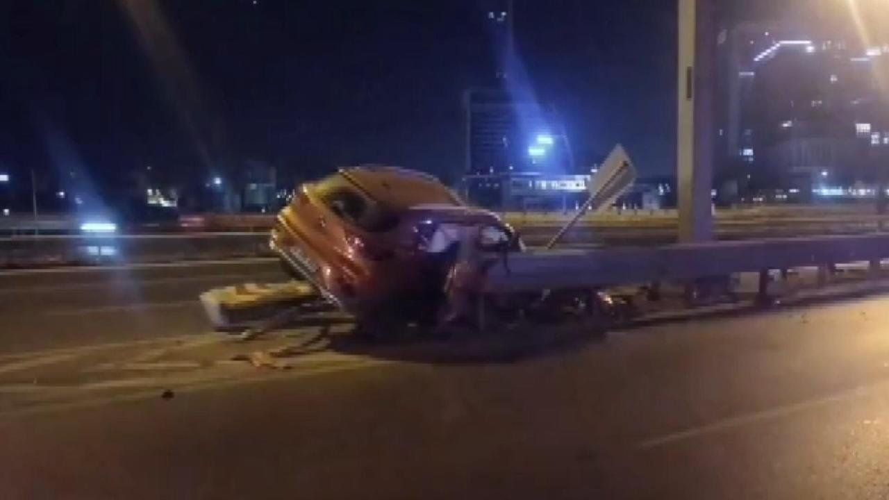 Ataşehir'de otomobil bariyere çarptı: 1'i ağır 3 kişi yaralandı 1 kaza dha 2399996