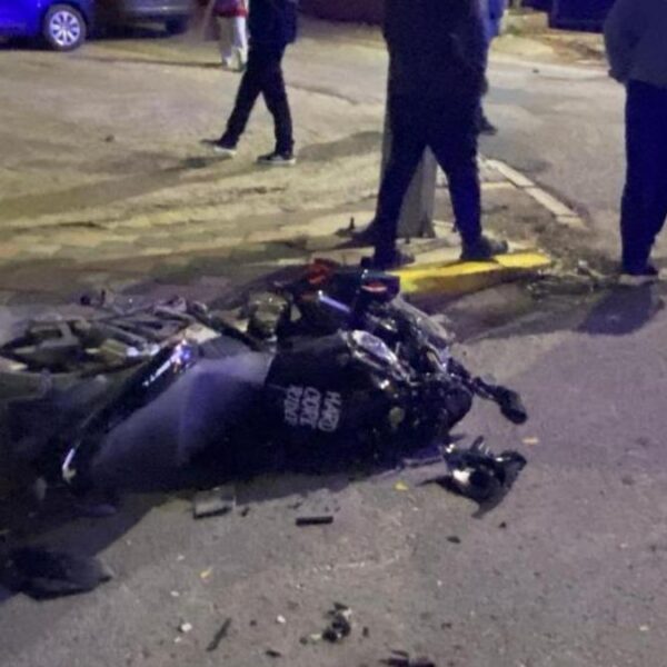 İş makinesi ile çarpışan motosikletli ağır yaralandı