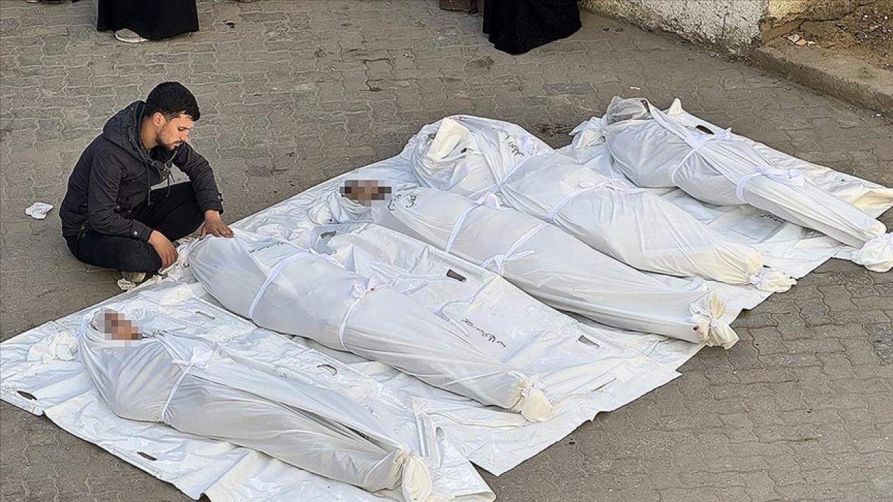 Gazze'de 735 gün süren İsrail saldırılarında 77 bin kişi öldü ve kayboldu 1 gazze cenaze ceset aa 2344974