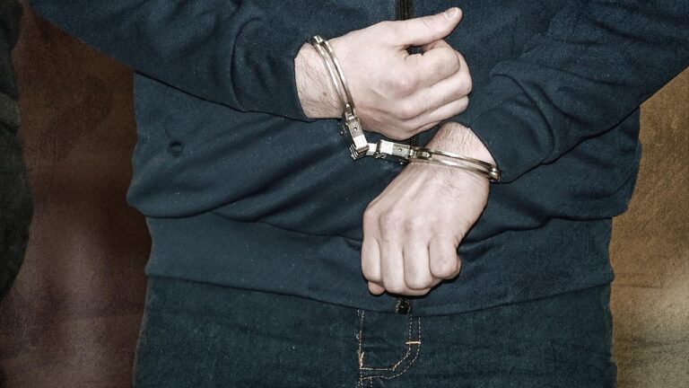 gozalti kelepce tutuklama getty 1494931