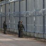 Polonya, düzensiz göçmenlere önlem almak için Belarus sınırına yeni bariyer inşa edecek