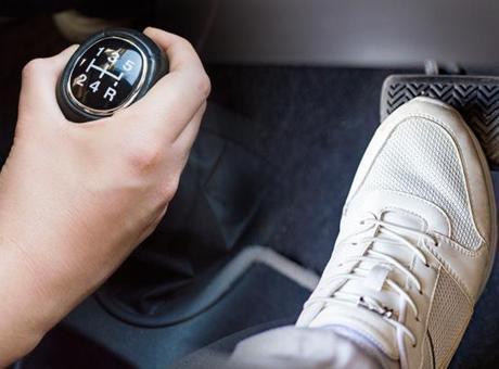 Manuel Vites Kullananlar Dikkat! Debriyajda Beklemek Motoru Tehlikeye Atıyor