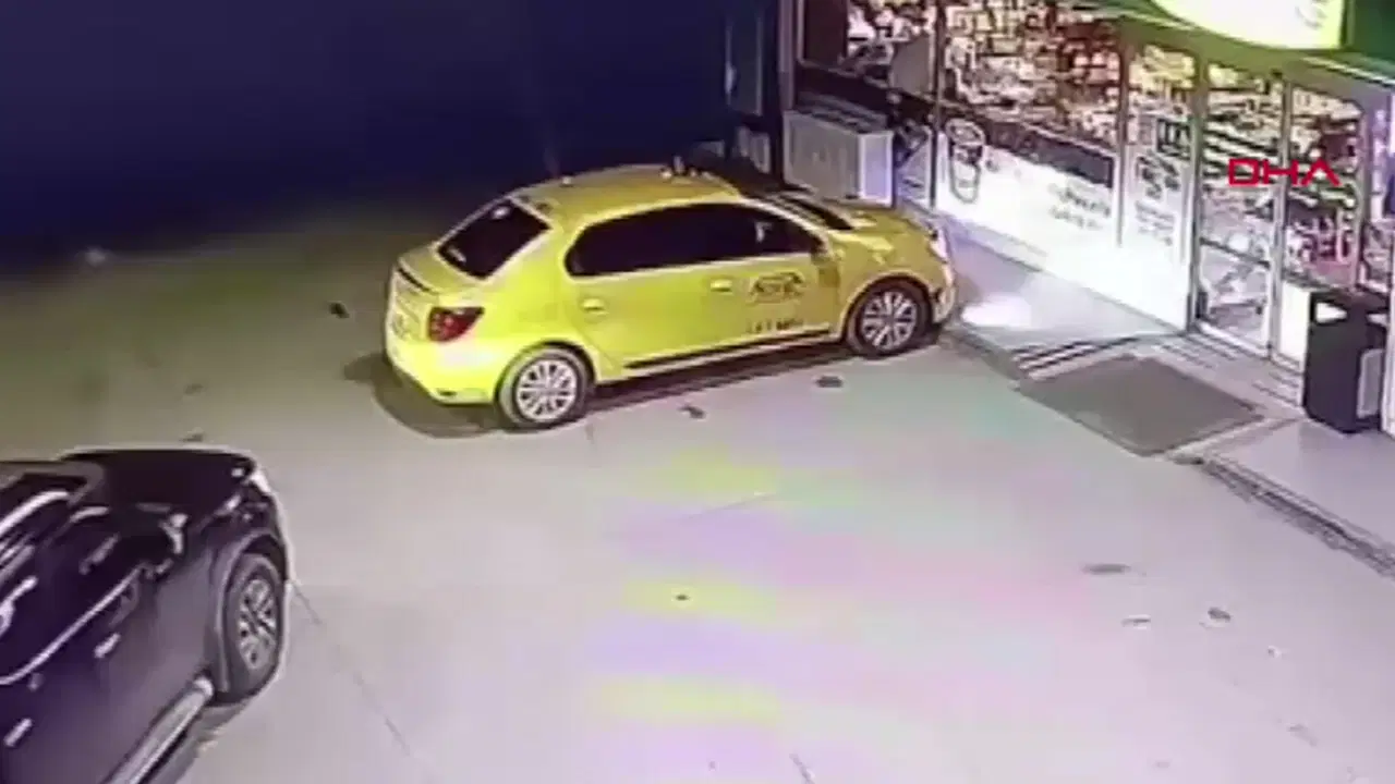 Çaldığı taksiyle kaza yapan hırsız, yaya olarak kaçmaya çalışırken yakalandı! 1 9d769aea 02a0 4a3e 86b7 97da6517d036