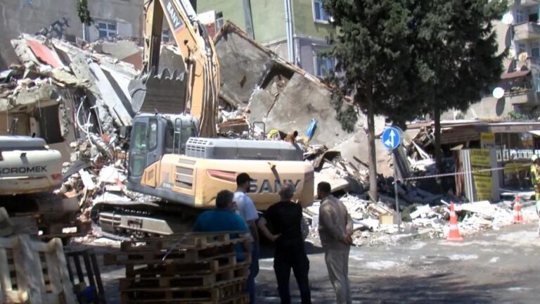 KUCUKCEKMECEDE YIKIMI YAPILAN BINA COKT 1314686 390759 615829
