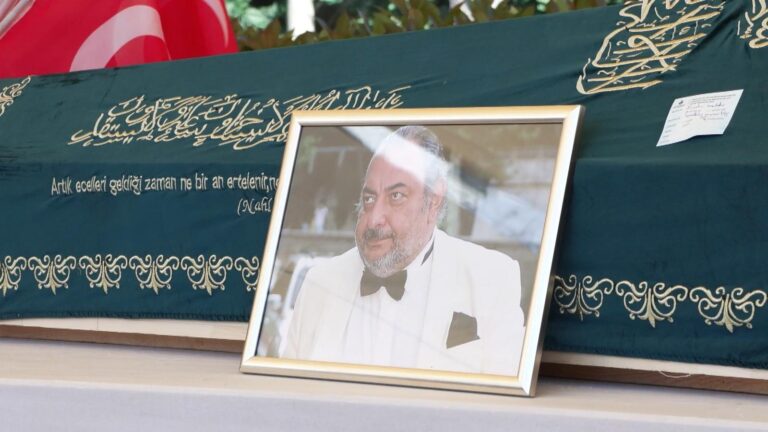 Reha Muhtar son yolculuğuna uğurlandı! Duygusal anlar: “Dünya ile bağını koparmış”