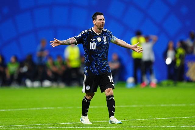Messi’nin Puyol’u selamlamak için antrenmana ara verdiği anlar…